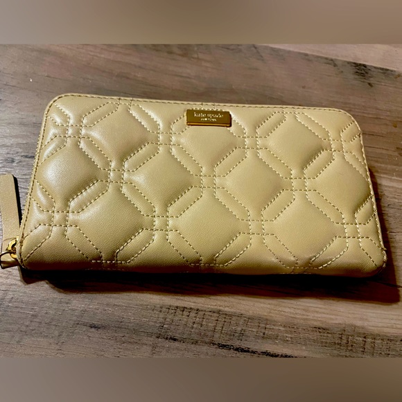 Kate Spade’s Quilted Creamy Tan Zip Around Wallet EUC